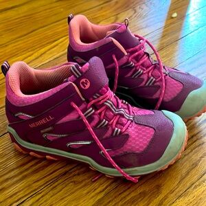 Merell hiking boot in excellent condition! Barely worn!
